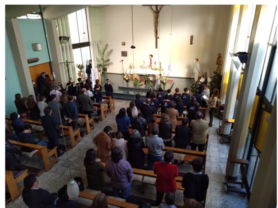 Pimeras Comuiones 7 Mayo 2022 Padre Francisco Llanca con Alumnos del Thomas Morus